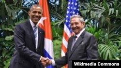 Барак Обама бо Раул Кастро, бародари Фидел Кастро ва раҳбари кунунии Куба