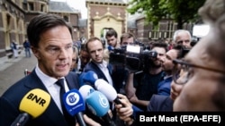 Foto arkivi: Kryeministri i Holandës, Mark Rutte, duke folur për gazetarë.