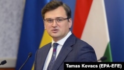 «Не можна не констатувати, що вчорашнє рішення КСУ створює серйозну проблему», заявив голова МЗС Дмитро Кулеба