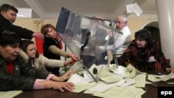 Украина -- Референдумдан кийин добуштар саналууда. Севастополь, Крым, 16-март, 2014. 