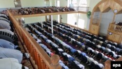 Пятничная молитва в мечети в Сузаке. Иллюстративное фото