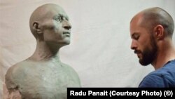Radu Panait, în timpul lucrului la reconstituirea chipului lui Mihai Viteazul