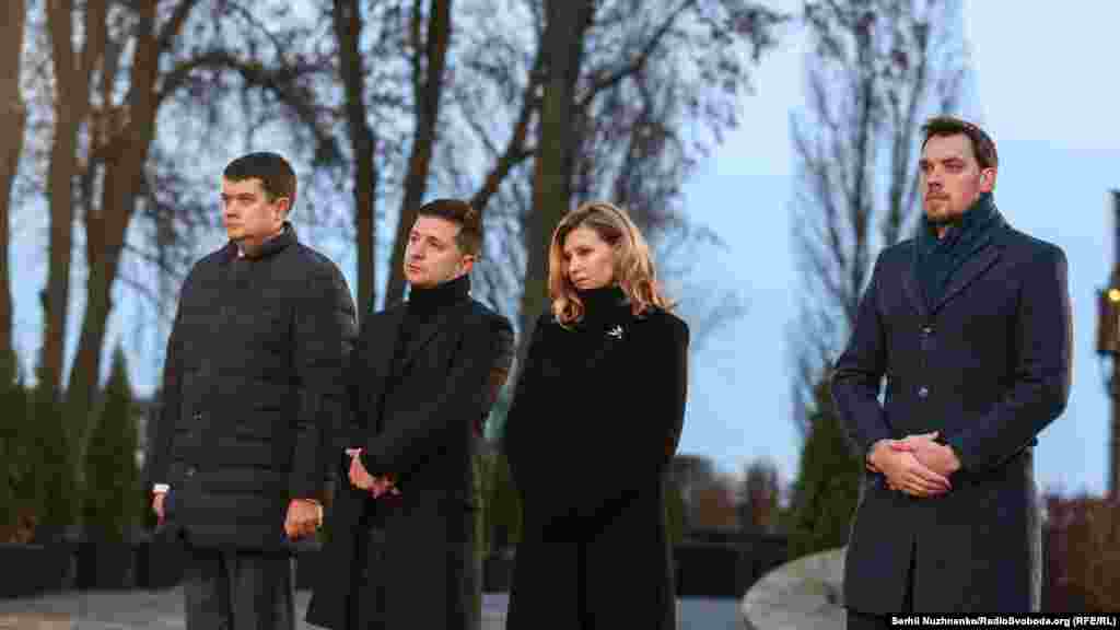 Під час вшанування жертв Великого голоду (зліва направо) голова Верховної Ради Дмитро Разумков, президент України Володимир Зеленський із дружиною Оленою Зеленською, прем&rsquo;єр-міністр Олексій Гончарук. 