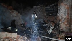 Рятувальники гасять пожежу на місці одного з попередніх російських ударів по Харкову, архівне фото