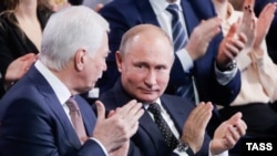 Президент Росії Володимир Путін і російський представник на Мінських перемовах по Донбасу Борис Гризлов на з'їзді парті «Єдина Росія»