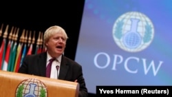 Министр иностранных дел Великобритании Борис Джонсон выступает в ОЗХО в Гааге