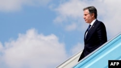 Ентоні Блінкен сходить з літака в аеропорту Тель-Авіва, Ізраїль, 16 жовтня 2023 року