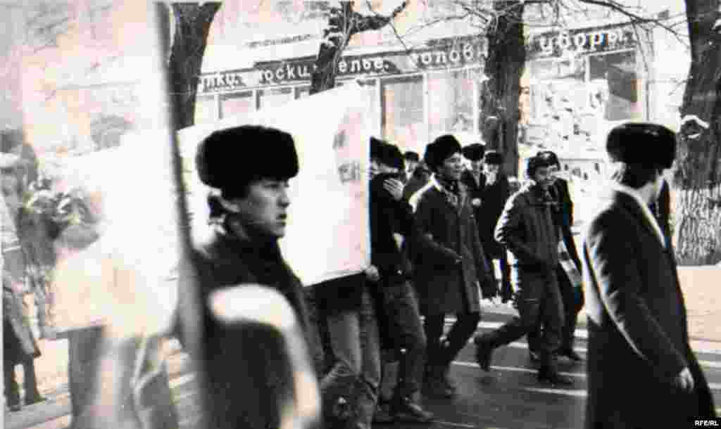 Жүрүшкө чыккандардын колунда Владимир Лениндин улут саясаты боюнча сүйлөгөн сөздөрүнөн үзүндүлөр, элдин пикирин эске алууга чакырган, мисалы, &quot;Ар бир улутка өзүнүн лидери!&quot; деген жана башка жазуулары бар плакаттар бар эле.