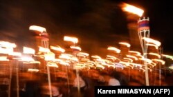 Fáklyás felvonulás Jerevánban 2021. április 23-án, az I. világháború idején elkövetett tömeggyilkosságok 106. évfordulója alkalmából