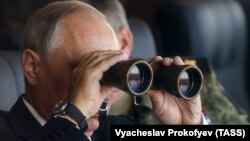 Президент Росії Володимир Путін спостерігає за навчаннями «Схід-2018» на полігоні Цугол