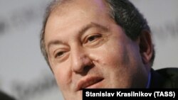 У позові адвокатів зазначено, що Армен Сарґсян, президент Вірменії, був громадянином Великої Британії з 2003-го по 2012 рік