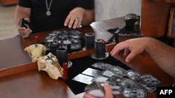 Fallxhori ukrainas, Sergiy Kobzar, duke bërë parashikime për të ardhmen në një dhomë hoteli në Kiev më 19 tetor 2023. 