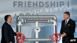 Orbán Viktor és Robert Fico a szlovákiai Kistompán (Tupá) a Barátság I. kőolajvezeték Százhalombatta és Ipolyság (Šahy) közötti felújított szakaszának átadásán, 2015. február 9-én