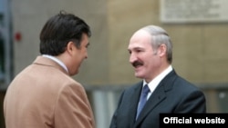 В 2006 году грузинский президент предрекал освобождение белорусского народа от последнего диктатора Европы. Но после августа 2008 года запал «вождя грузинской революции» существенно поугас 