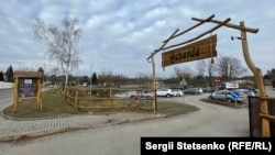 На вході до ресторану крейдою написано: «У нас ви можете сидіти всередині»