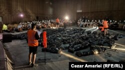 O sută de saci negri simbolizând tot atâtea posibile victime în cadrul spectacolului „Cutremurul neștiut” organizat de Re:Rise