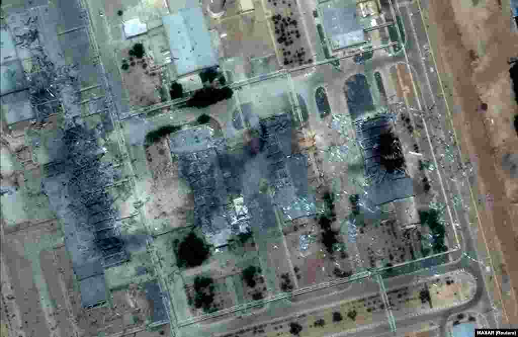 На спутниковом снимке от 19 июня на зданиях Исфаханского центра ядерных технологий уже видны некоторые признаки повреждений в результате израильских атак. Снимок, сделанный 22 июня после ударов США, показывает масштабные разрушения на объекте