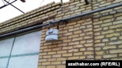 Счетчик на газ, установленный в частном доме, Туркменистан   