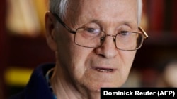 Vil Mirzajanov tagja volt annak a szovjet csapatnak, amely kifejlesztette a novicsokot az 1970-es években.