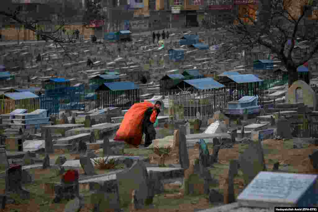 Një djalë në Kabul mban në shpinë mbeturina, të cilat më pas do të riciklohen.(epa-EFE/Hedayatullah Amid)