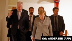 Horst Seehofer (stg.) și cancelara Angela Merkel la negocierile din noiembrie 2017 pentru formarea unui guvern la Berlin.