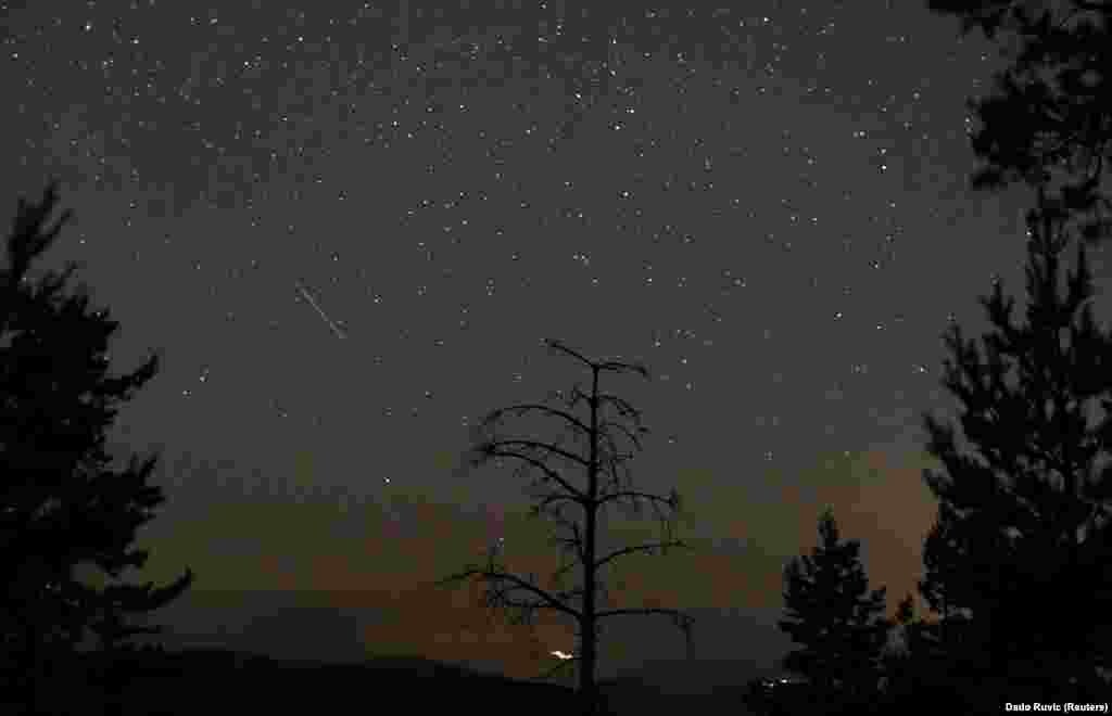 Ploaia de meteori, văzută din Zenica, Bosnia și Herțegovina, 8 august 2021.