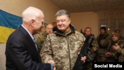 سناتور مک‌کین و پروشنکو، رئیس‌جمهوری اوکراین