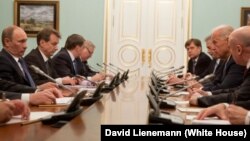 Потпретседателот на САД Џо Бајден на средба со рускиот премиер Владимир Путин во Руската Бела куќа, Москва, 10 март 2011 година