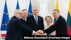 Președinta Comisiei Europene, Ursula von der Leyen, și liderii Poloniei, Letoniei, Estoniei și Lituaniei la cere monia de la Vilnius la care au sărbătorit interconectarea sistemelor electrice ale statelor baltice și cel al Uniunii Europene.