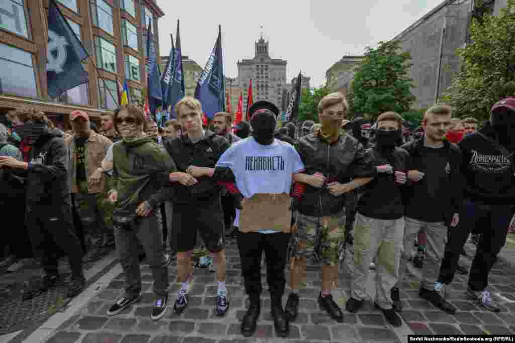 Контрмарш громадян, які виступають за так звані «традиційні цінності». Цьогоріч вдалося уникнути прямих сутичок учасників