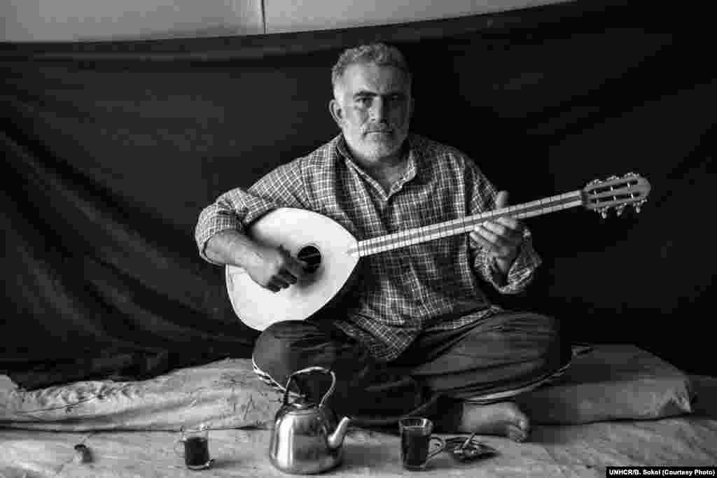 Omar (37) izbjegao je u Kurdistan. Najvažnija stvar koju je donio sa sobom je njegov instrument, buzuq. "Sviranje me ispunjava osjećajem nostalgije i podsjeća me na moju domovinu. Na kratko oslobađa me tuge."