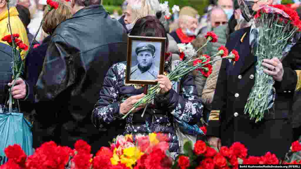 Щорічно на 9 травня у столиці проводили започаткований у Росії марш &laquo;Безсмертного полку&raquo; &ndash; хода із портретами, як кажуть учасники, &laquo;дідів, які воювали&raquo;. Неодноразово цю ж акцію супроводжували поліцейські 