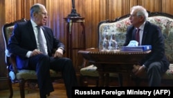 Josep Borrell (j) és Szergej Lavrov orosz külügyminiszter Moszkvában, 2021. február 5-én.