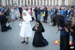 Монахиня из Перу молится во время выступления новоизбранного папы Льва XIV в Ватикане, 8 мая 2025 года