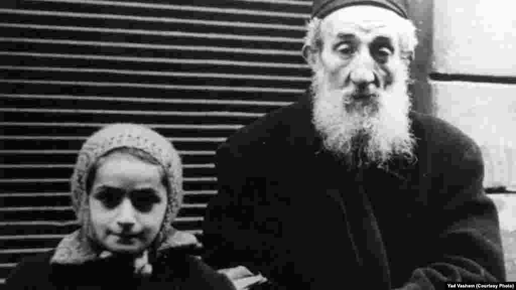 Хайдекер продължава да прави снимки въпреки забраната срещу независимите фотографи, издадена от генерал Вьолер през 1941 г. Неговите снимки от Варшавското гето са публикувани в книгата Das Warschauer Ghetto, (Muenchen: Deutscher Taschenbuch Verlag, 1983) и се появяват на английски като The Warsaw Ghetto: a photographic record, 1941-1944 (London: I.B. Tauris, c1990). Снимка: Дж. Дж. Хайдекер