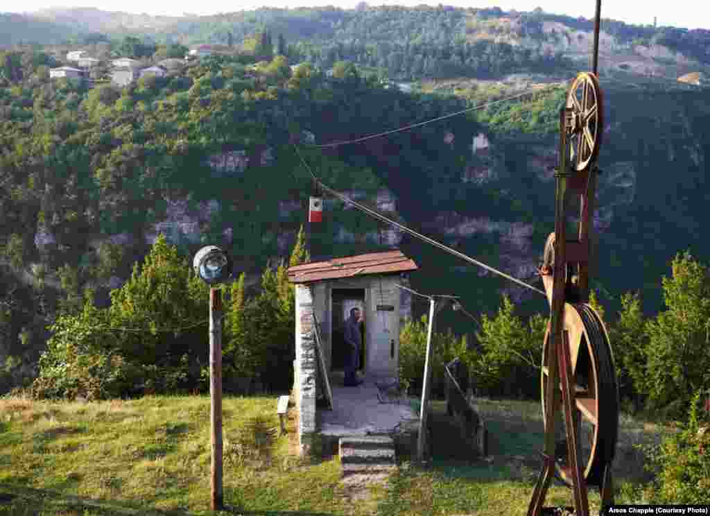 Эта линия проходит на высоте 150 метров над дном ущелья. &nbsp;