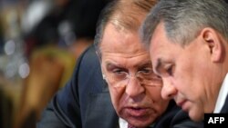 Sergei Lavrov și ministrul apărării Serghei Șoigu la Conferința de la Moscova