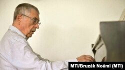 Az idén Széchenyi-díjjal kitüntetett Gonda János Erkel Ferenc-díjas zongoraművész, zeneszerző, zenetörténész zongorán játszik budapesti otthonában 2012. augusztus 9-én. 