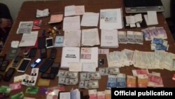 Ош облусунун Кара-Суу шаарында "хизбутчу" деп шектелген адамдын үйүнөн УКМК тапкан адабияттар жана буюмдар. 2017-жыл.