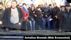 Люди, які обступили автівку Ангеліни, Донецьк, 2014 рік