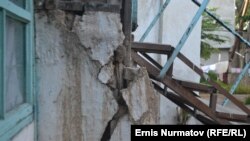 Үйдүн дагы бир жарака кеткен бурчу