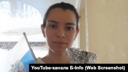 Скріншот з відео Владислава Бохана, в якому він опублікував фото та відеозвіти від кримських вчителів з «антидроновим приладом» з фольги та дзвіночка.