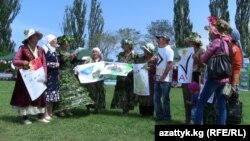 Участники фестиваля "Карагат" в селе Боконбаево, Иссык-Кульская область, 16 августа 2013 года.