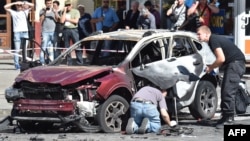 Правоохоронці працюють на місці, де загинув журналіст Павло Шеремет, 20 липня 2016 року