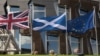Zastave Velike Britanije, Škotske i Evropske unije (EU) ispred zgrade škotskog parlamenta u Edinburgu, juni 2016.