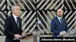 Jens Stoltenberg NATO-főtitkár és Charles Michel, az Európai Tanács elnöke tartanak sajtótájékoztató Brüsszelben, 2021. február 26-án. 