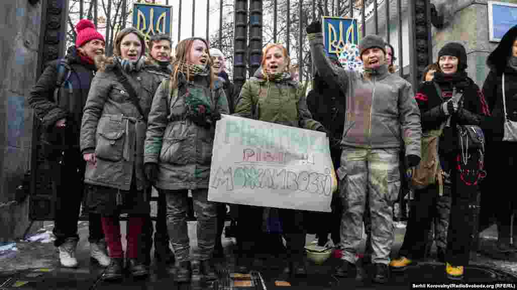 Популярністю користувались і патріотичні гасла, наприклад: &laquo;Слава українським жінкам!&raquo;