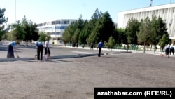 Коммунальщики Мары вениками подметают улицы и вручную моют дорожные покрытия. Туркменистан (Архивное фото) 