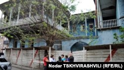 На площади Гудиашвили слышен характерный для стройки шум – здесь пилят, строгают, бьют молотком, штукатурят, словом, работают на всю катушку