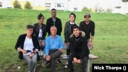 A BBC kelet-közép-európai tudósítója menekültekkel interjúzott 2020-ban Ravensburgban. Szerinte Magyarországot soha nem támadta senki, a kormány tíz éve árnyékharcol